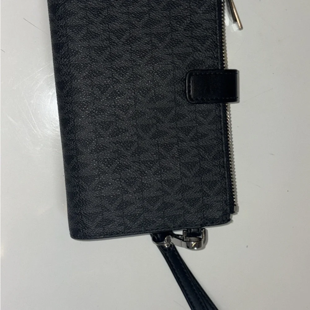 MK wallet/wristlet - Picture 2 of 4